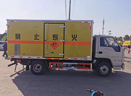 新华镇爆破器材运输车技术升级与安全合规新趋势